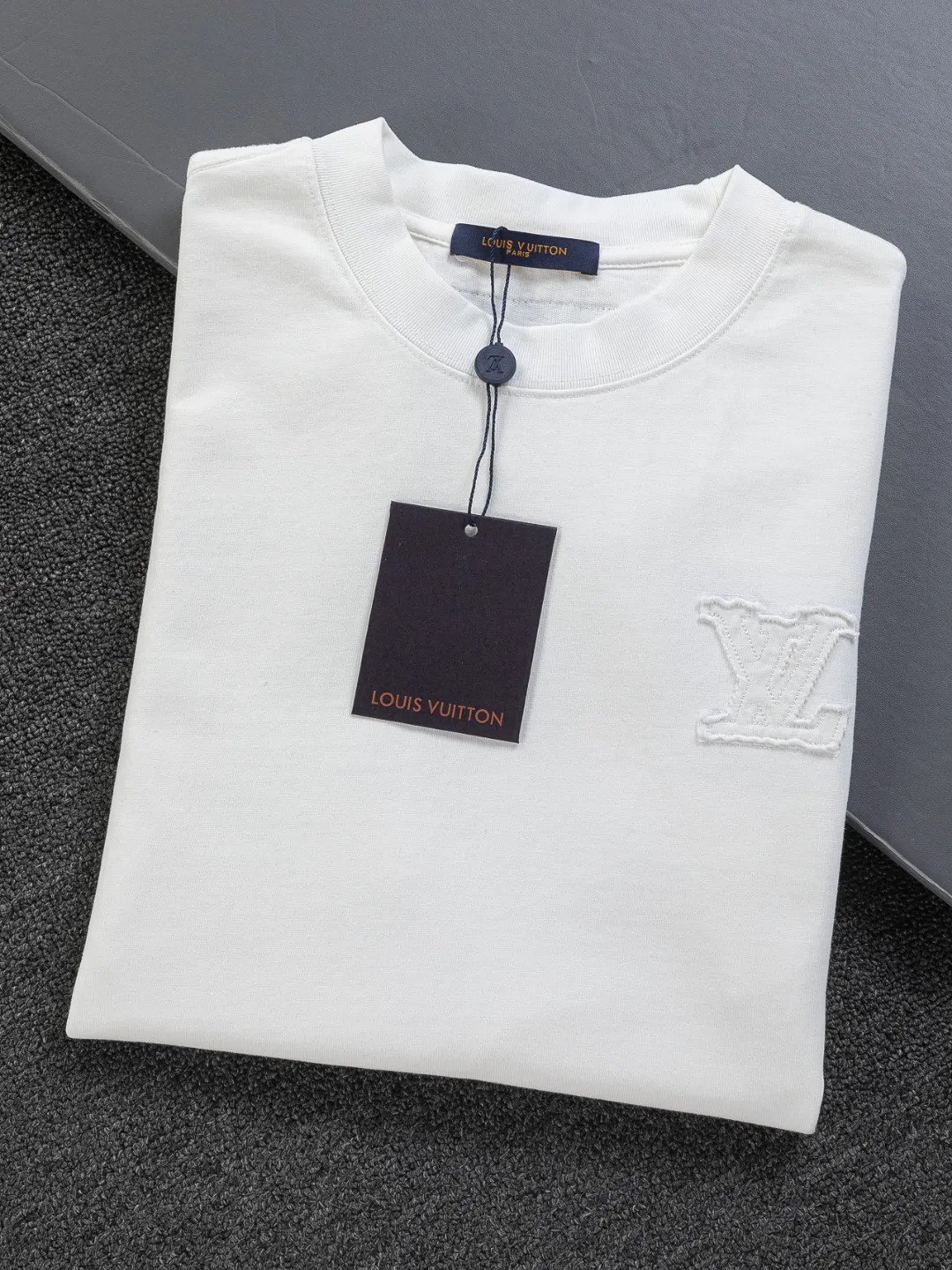 🅿️200 Louis Vuitton 1V LV lv slightly wide version S-XL LV 26ss new products are available at the counter simultaneously. Multiple craftsmanship. Chest patch letters 🪡 embroidery. Back patch letters four-leaf clover 🍀🪡 embroidery. Round neck short-sleeved T-shirt, same style for men and women! Consigned to one-to-one creation. Synchronized with the official website, pure cotton fabrics at the counter! It is close to the skin and comfortable, durable and easy to wear. It has a classic and simple logo design and meticulous original craftsmanship. Short-sleeves, a must-have item for men, do not appear to be the same for the general public, but must be unique and eye-catching. This LV short-sleeve is all about quality, comfort, the same shape and fashion as always, including fabrics and cutting techniques. All of them have been made with great effort! 320 grams of washed pure cotton fabric, pure cotton is breathable, very refreshing and comfortable for daily wear. The rib knitting on the neckline is smooth and tight, and the neckline will not be skewed if you toss it at will. The loose version, you will find that it looks really good on the upper body. The overall is minimalist and neat, super versatile for daily use! Pair it casually with a pair of pants for a youthful look. A T-shirt will make your outfit crazy. It is a fashionable item that can never go wrong! Color: Black White Size: S-XL Size chart: S: Shoulder width 50-Bust 56-Length 70 M: Shoulder width 52-Bust 57-Length 72 L: Shoulder width 54-Bust 59-Length 74 XL: Shoulder width 56-Bust 62-Length 76